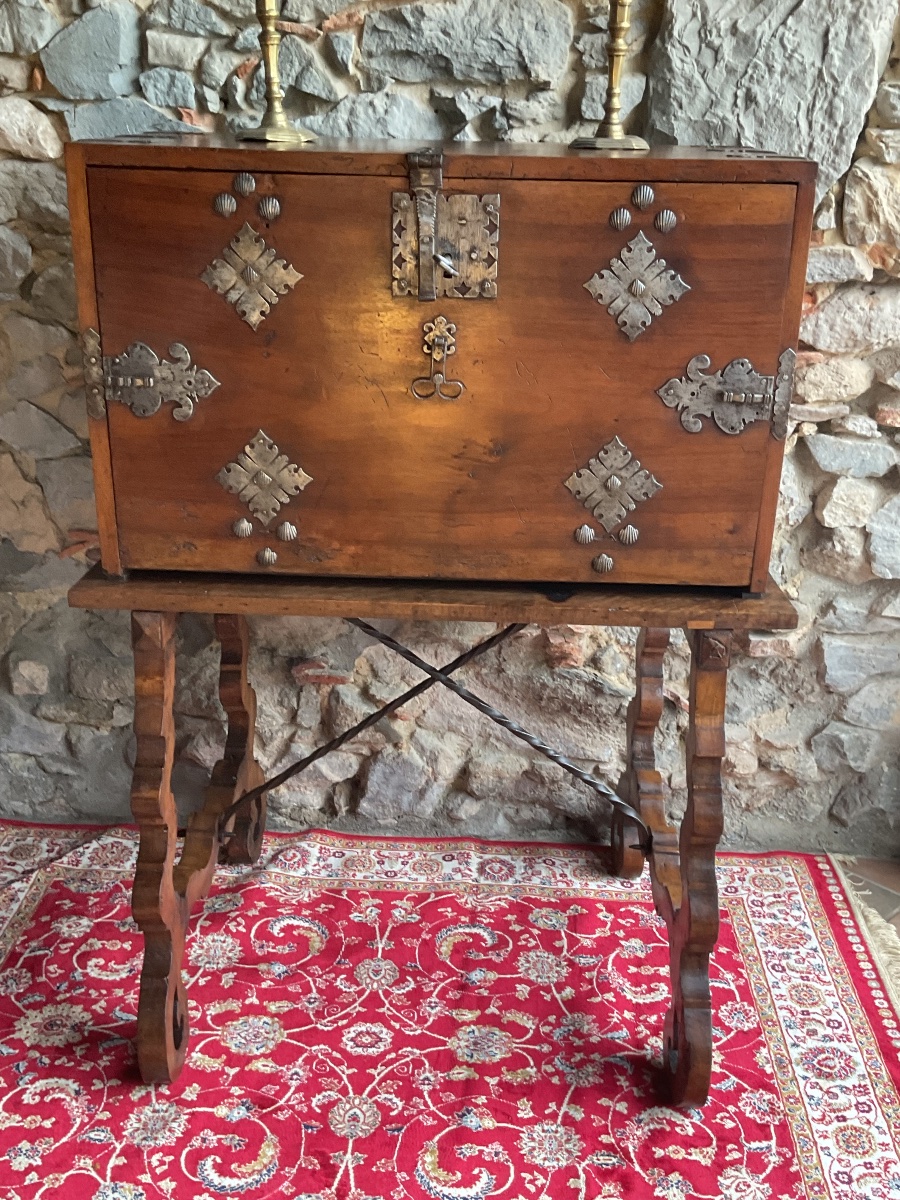 Bargueno Or Vargueno. 17th-century Spanish Writing Desk Made Of Walnut -photo-2