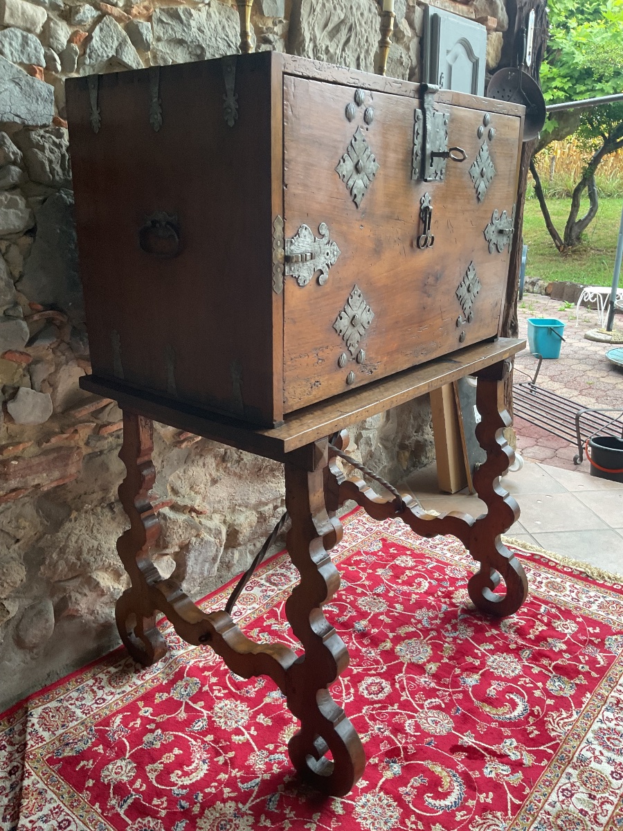 Bargueno Or Vargueno. 17th-century Spanish Writing Desk Made Of Walnut -photo-4