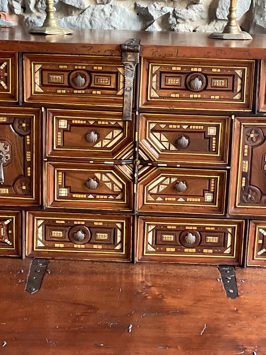 Bargueno Or Vargueno. 17th-century Spanish Writing Desk Made Of Walnut -photo-1