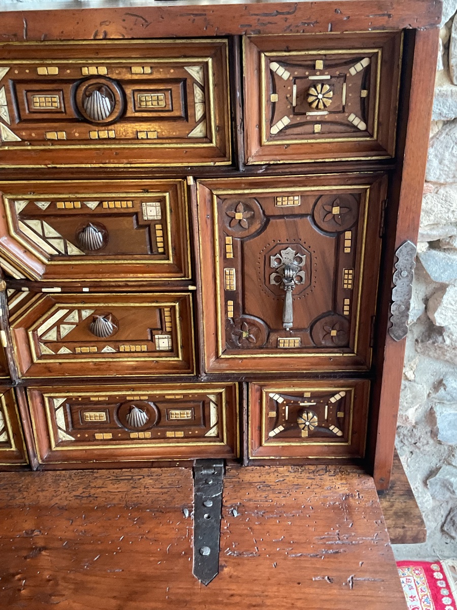 Bargueno Or Vargueno. 17th-century Spanish Writing Desk Made Of Walnut -photo-2
