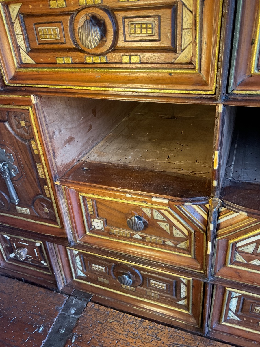 Bargueno Or Vargueno. 17th-century Spanish Writing Desk Made Of Walnut -photo-4