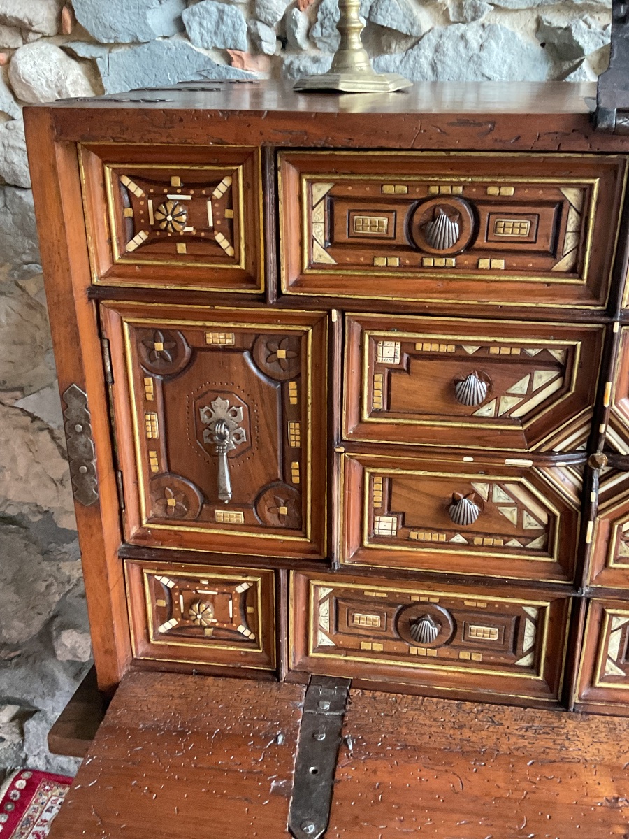 Bargueno Or Vargueno. 17th-century Spanish Writing Desk Made Of Walnut -photo-7