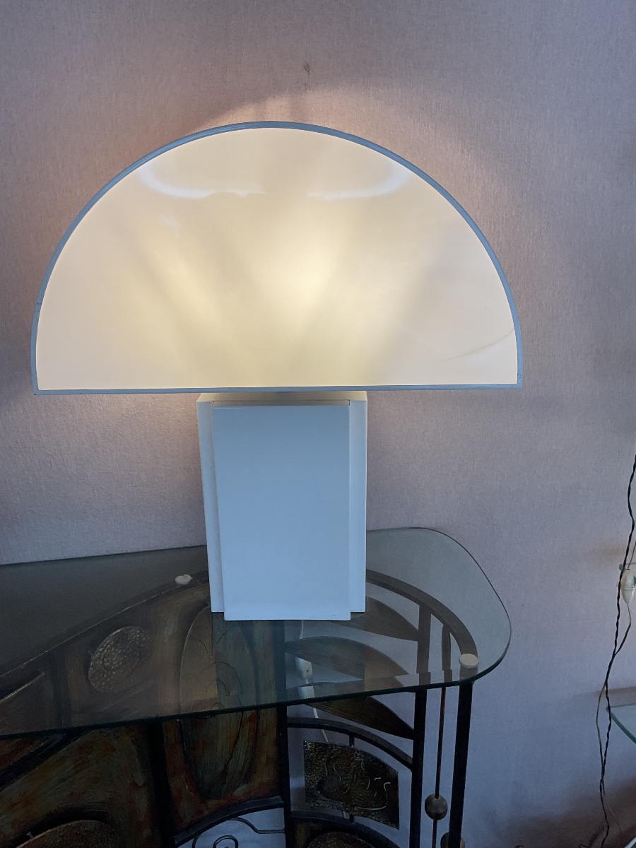 Lampe Olympe du designer Harvey Guzzini . Grand modèle dés années 1970 .