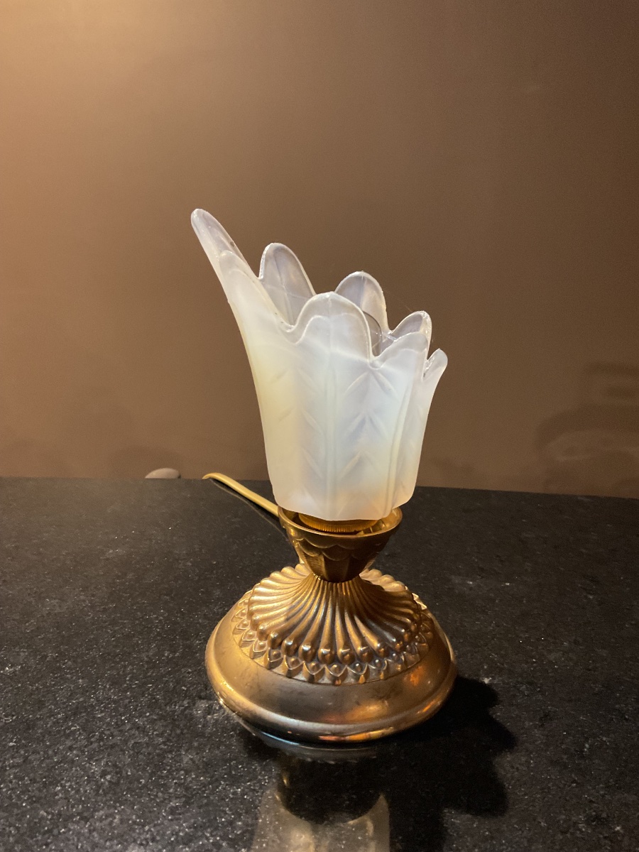 Petite veilleuse d’enfant , verre opalescent dés années 1920-photo-1