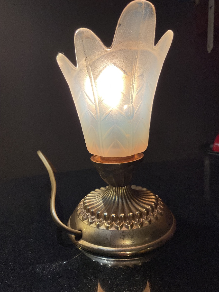Petite veilleuse d’enfant , verre opalescent dés années 1920