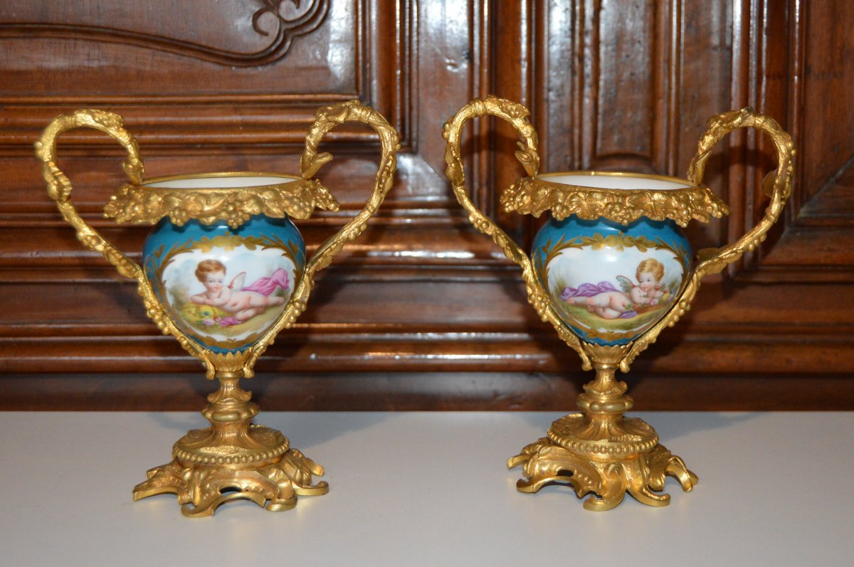 Pendule en bronze doré et vases en porcelaine de Sèvres-photo-2