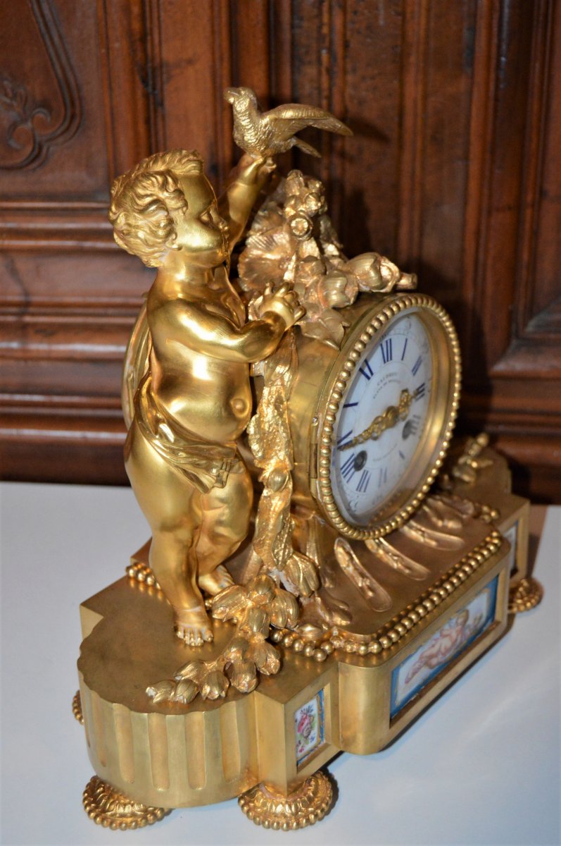 Pendule en bronze doré et vases en porcelaine de Sèvres-photo-2