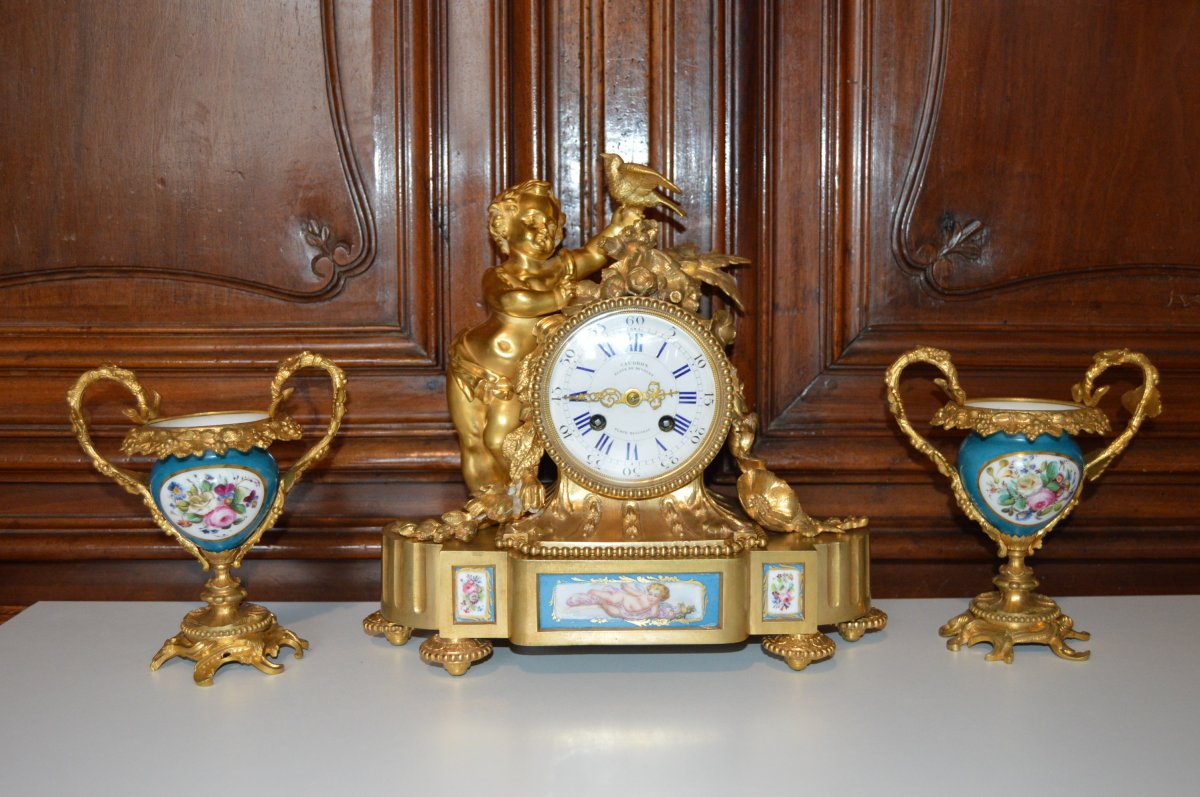 Pendule en bronze doré et vases en porcelaine de Sèvres-photo-3