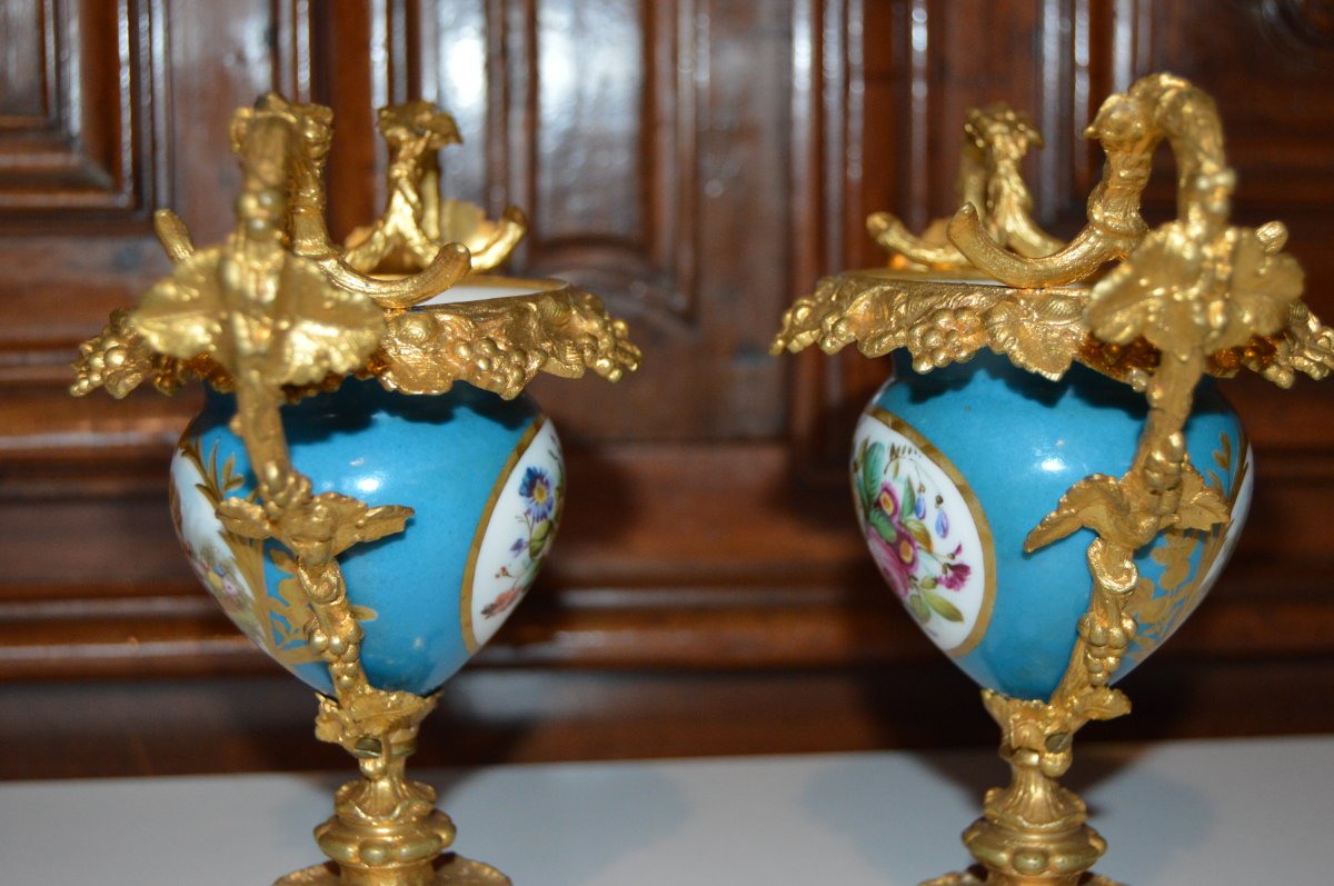 Pendule en bronze doré et vases en porcelaine de Sèvres-photo-4