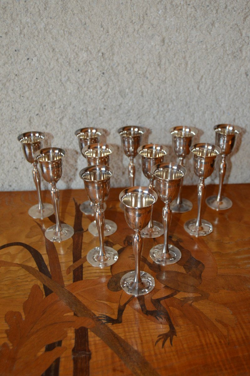 Verres à Liqueur En Métal Argenté.