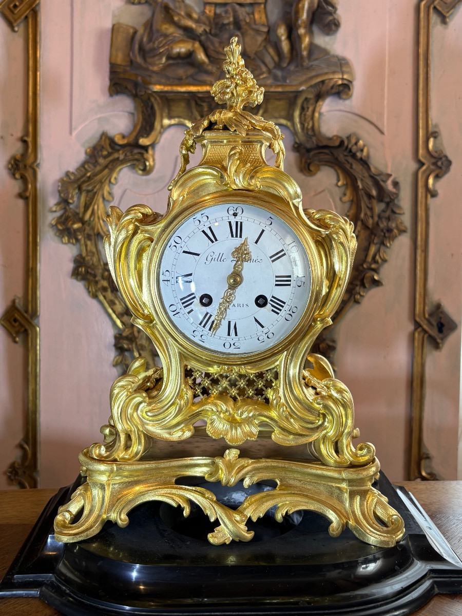 Pendule de bureau Louis XV bronze doré "Gille L’Ainé"
