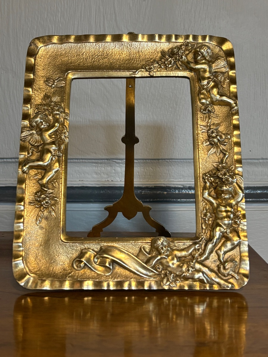 Paire de cadres en bronze doré à décor de chérubins -photo-4