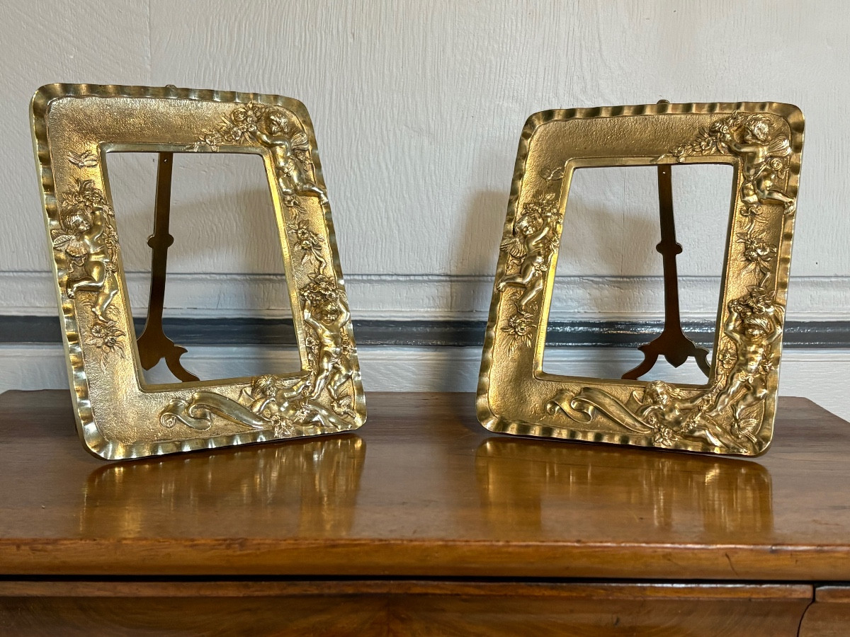 Paire de cadres en bronze doré à décor de chérubins 