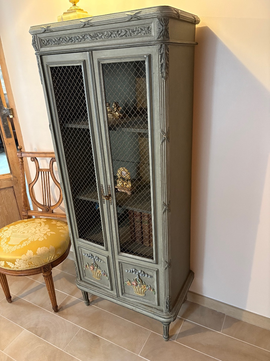Petite vitrine de style Louis XVI en bois laqué 
