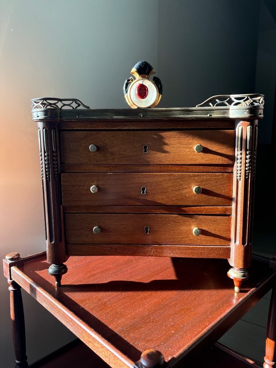 Commode de maîtrise Louis XVI