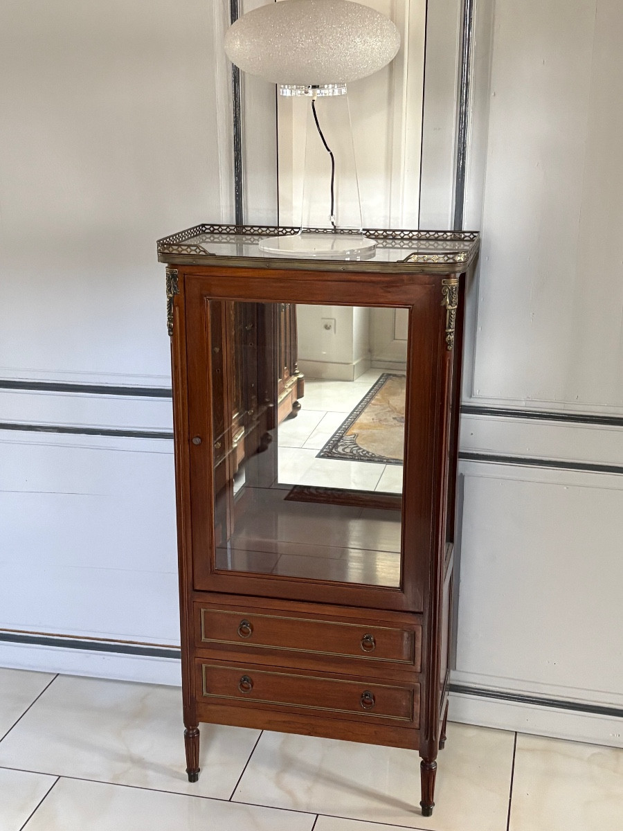 Petite vitrine Louis XVI en acajou