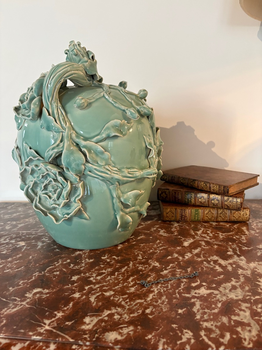 Vase/ pot couvert céladon à décor de pivoines en relief -photo-1