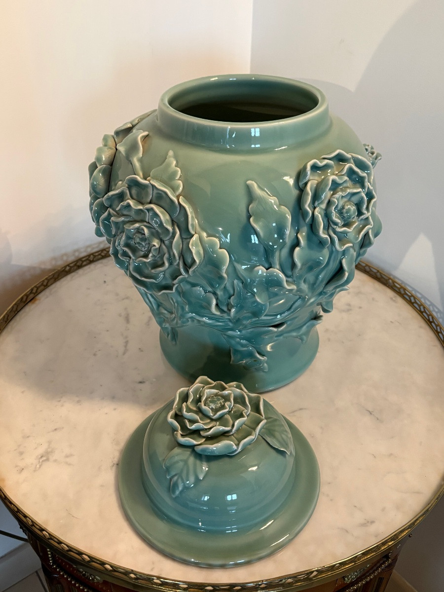 Vase/ pot couvert céladon à décor de pivoines en relief -photo-3