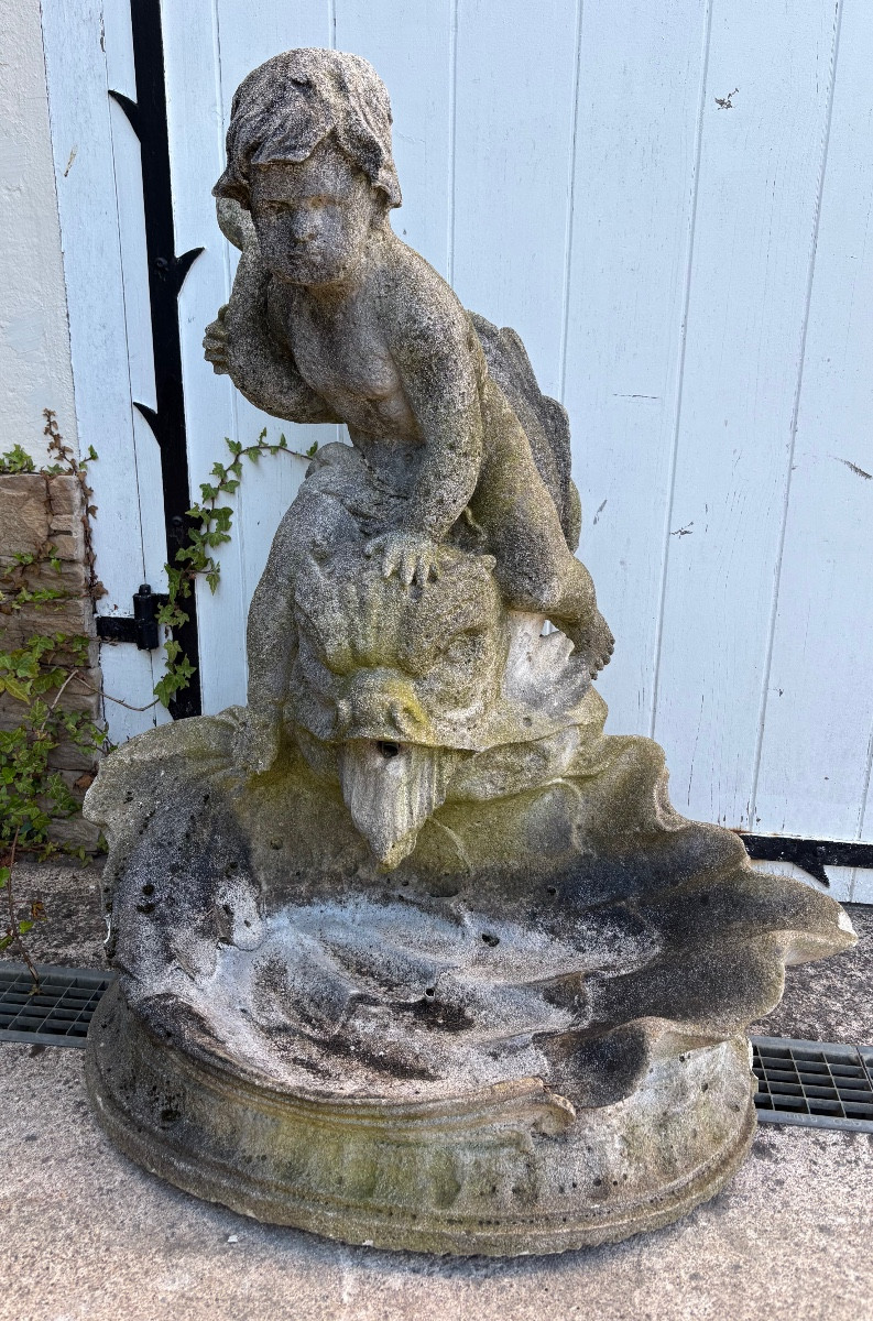 Fontaine bassin enfant chevauchant un poisson 