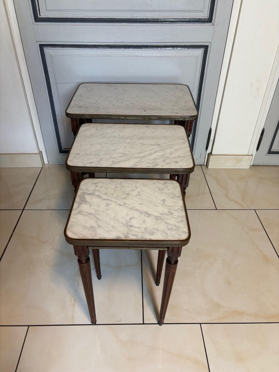 Tables gigogne Louis XVI en acajou et marbre de Carrare 