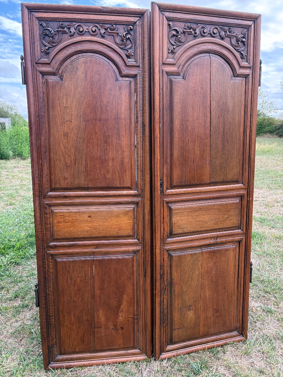Grande paire de portes Régence en noyer massif 