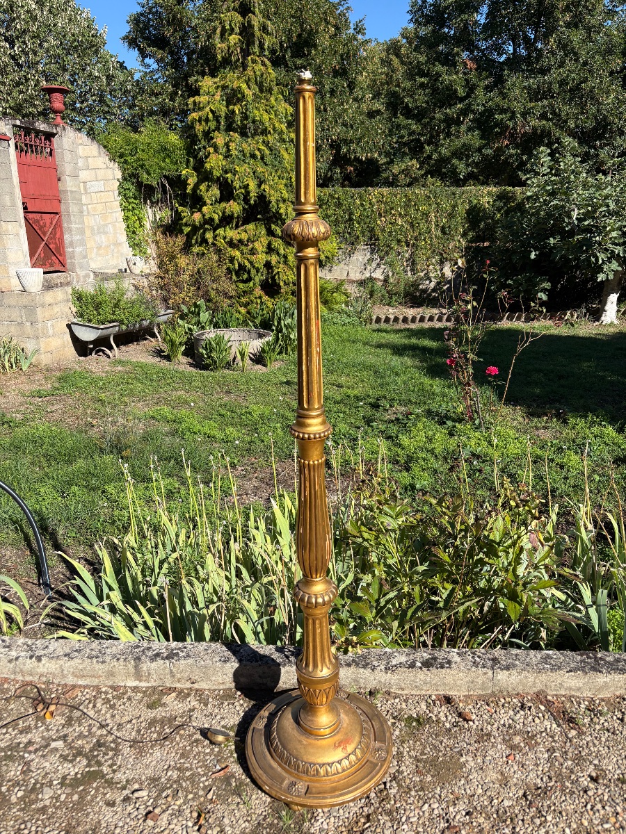 Lampadaire style Louis XVI en bois sculpté doré à la feuille d’or 