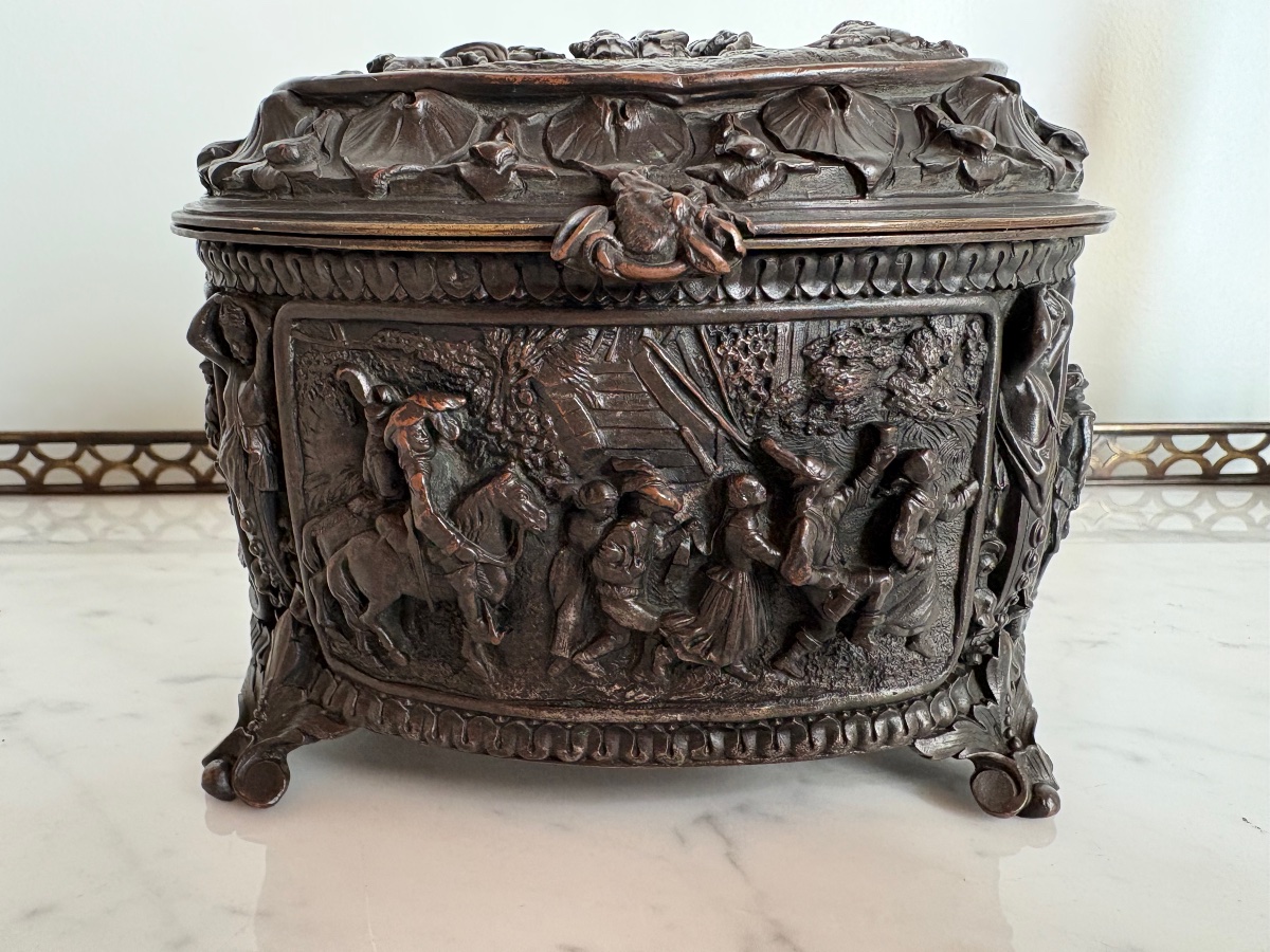 Coffret en bronze scènes XVIIe haut relief 