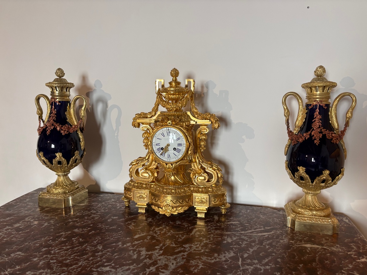 Paire de vases Louis XVI porcelaine bleu cobalt sur monture bronze doré -photo-2