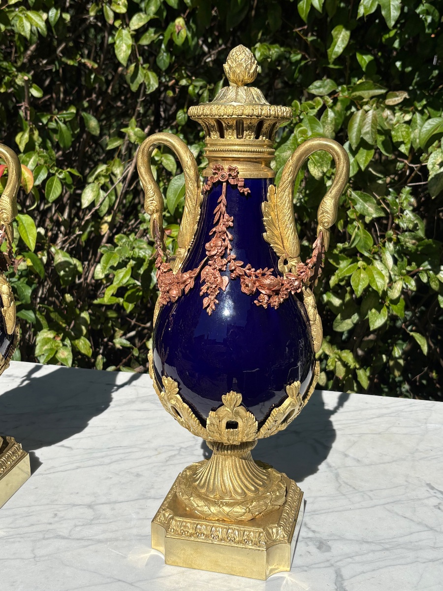 Paire de vases Louis XVI porcelaine bleu cobalt sur monture bronze doré -photo-3