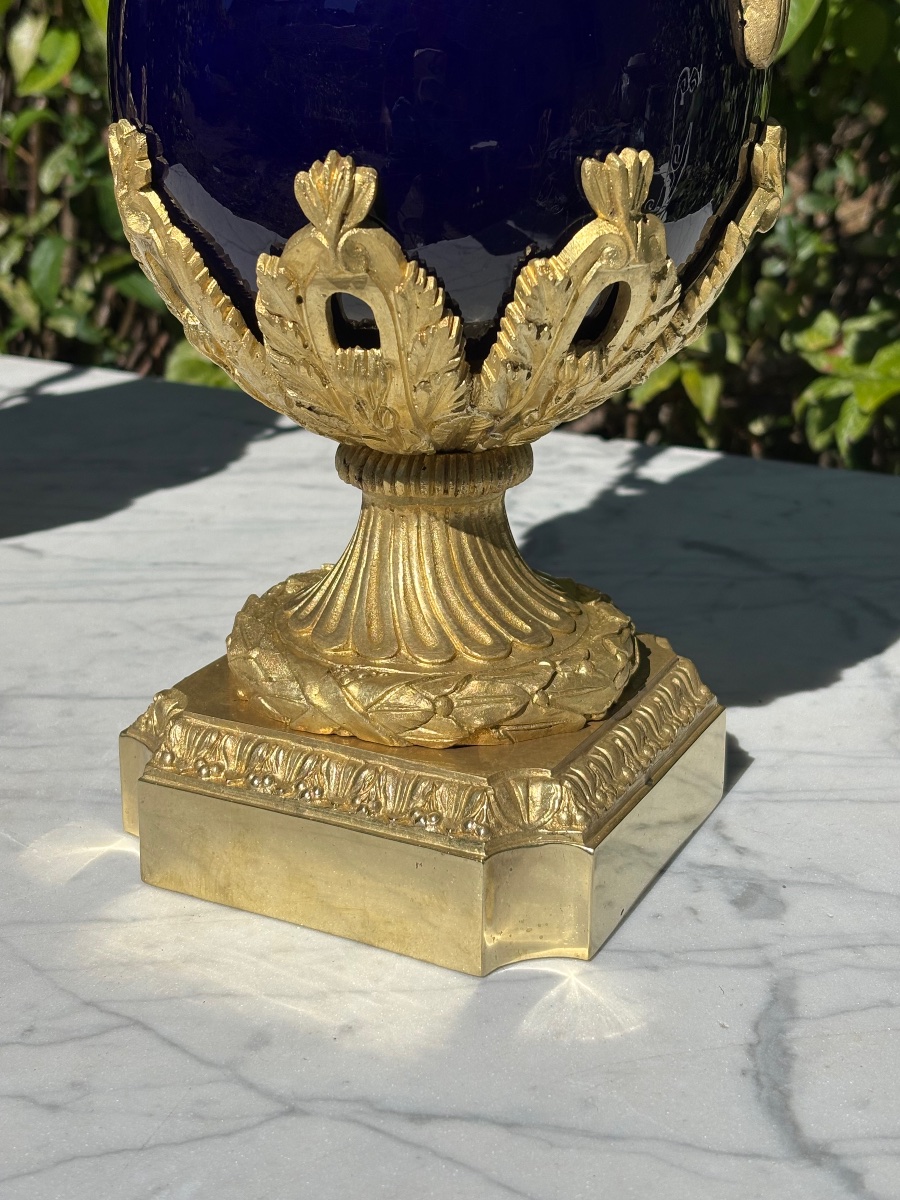Paire de vases Louis XVI porcelaine bleu cobalt sur monture bronze doré -photo-4