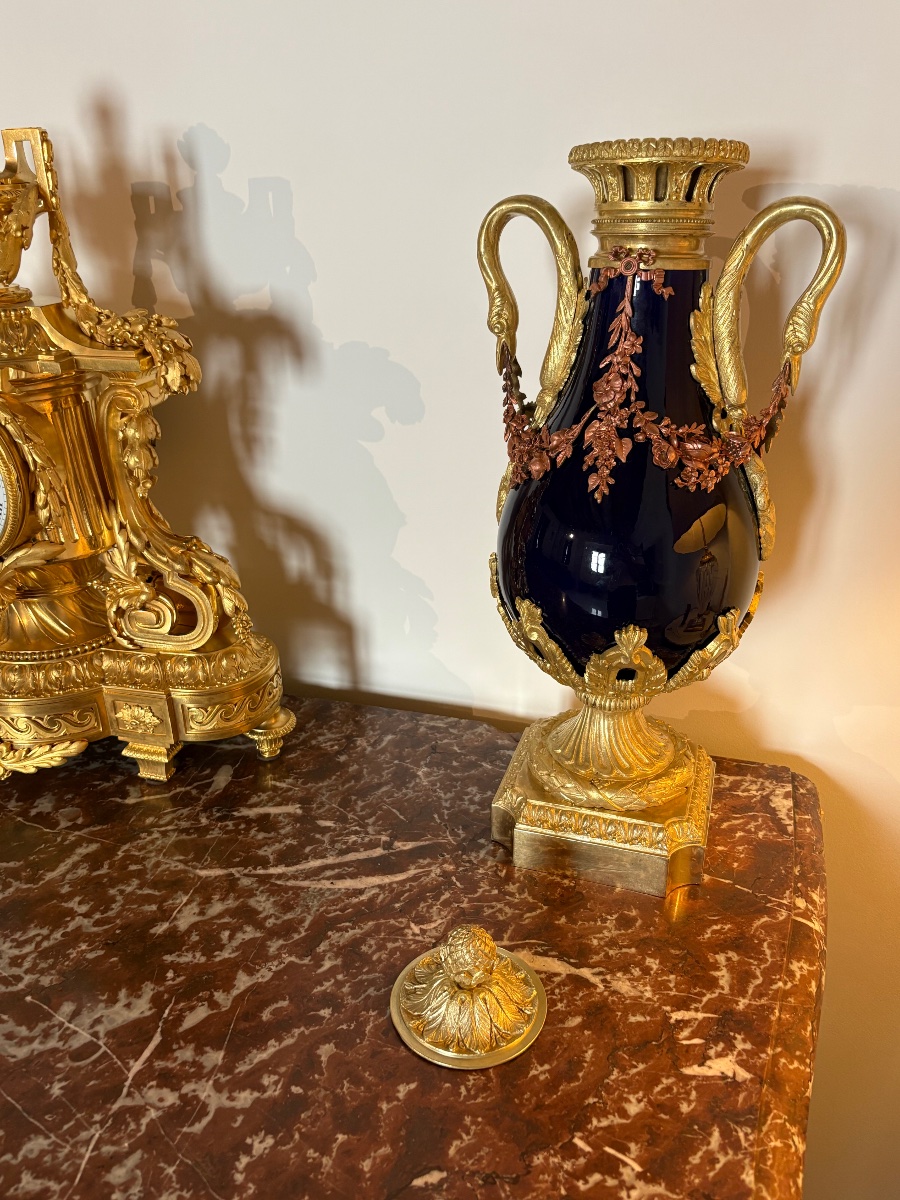 Paire de vases Louis XVI porcelaine bleu cobalt sur monture bronze doré -photo-3