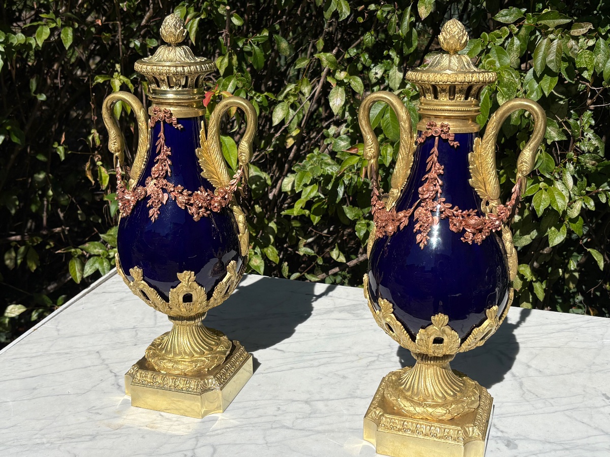 Paire de vases Louis XVI porcelaine bleu cobalt sur monture bronze doré 