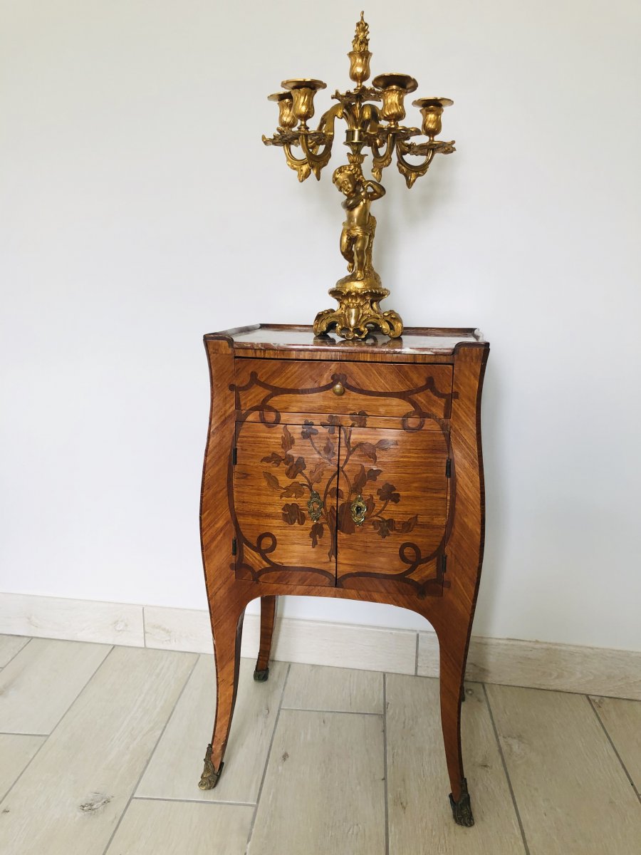 Petite commode à portes marquetées