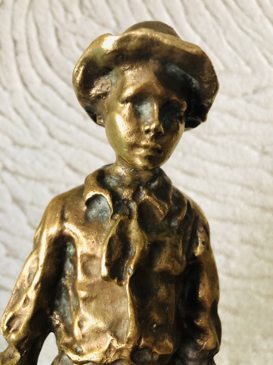 Bronze représentant un jeune garçon portant ses sabots à la main-photo-2