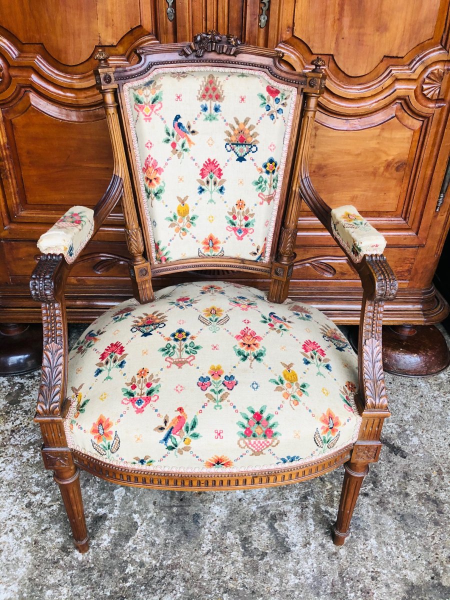 Paire de fauteuils de style Louis XVI