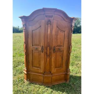 Très petite armoire Alsacienne galbée 