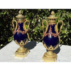 Paire de vases Louis XVI porcelaine bleu cobalt sur monture bronze doré