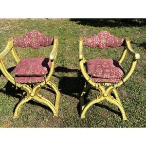 Paire de fauteuils italiens en bois peint rehaussé en dorures