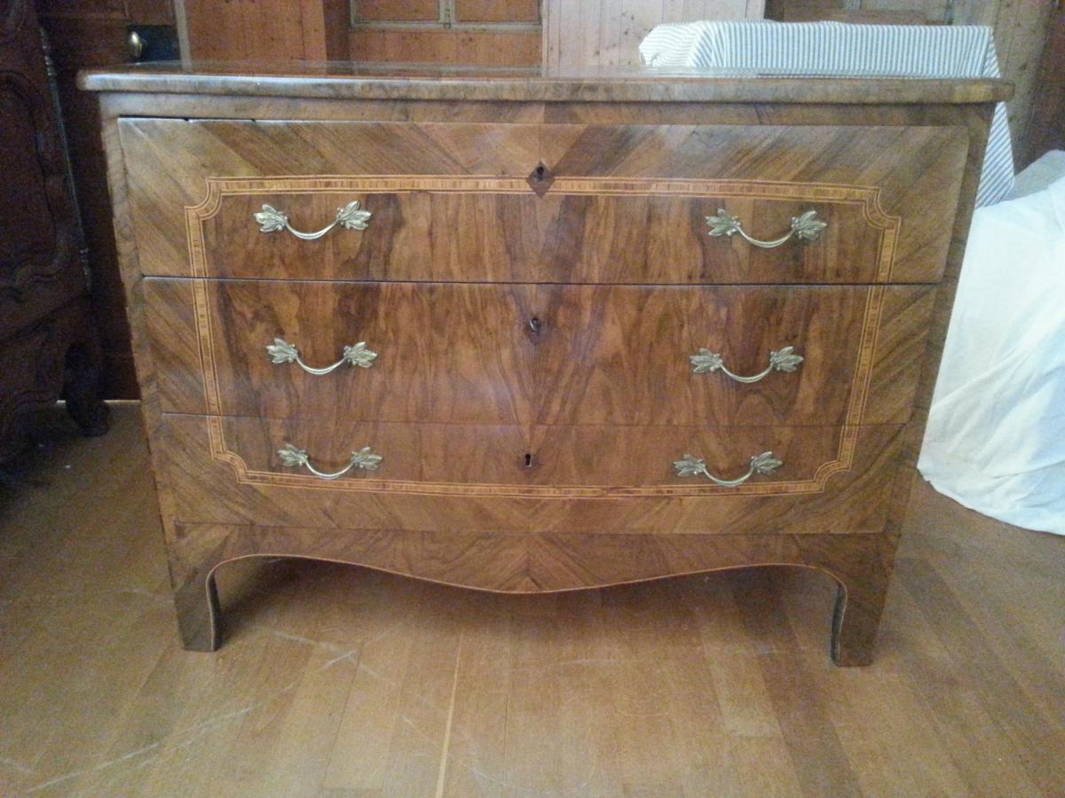 Commode. Placage Noyer. 18ème