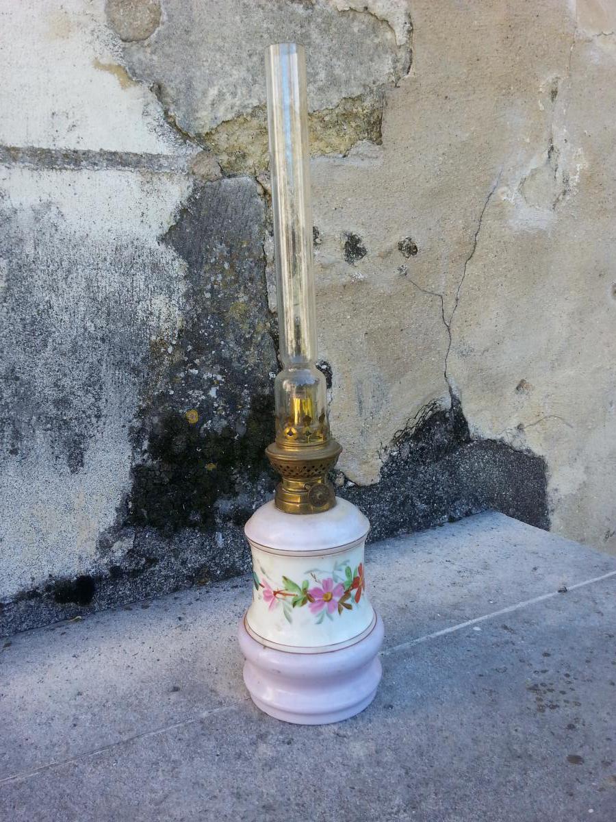Oil Lamp. Porcelain. 19th