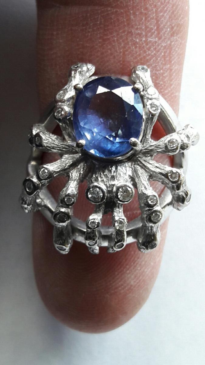 Ring. Sapphire. Diamonds. White Gold.