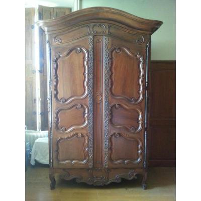 Cabinet. Walnut. Arles. 18th.