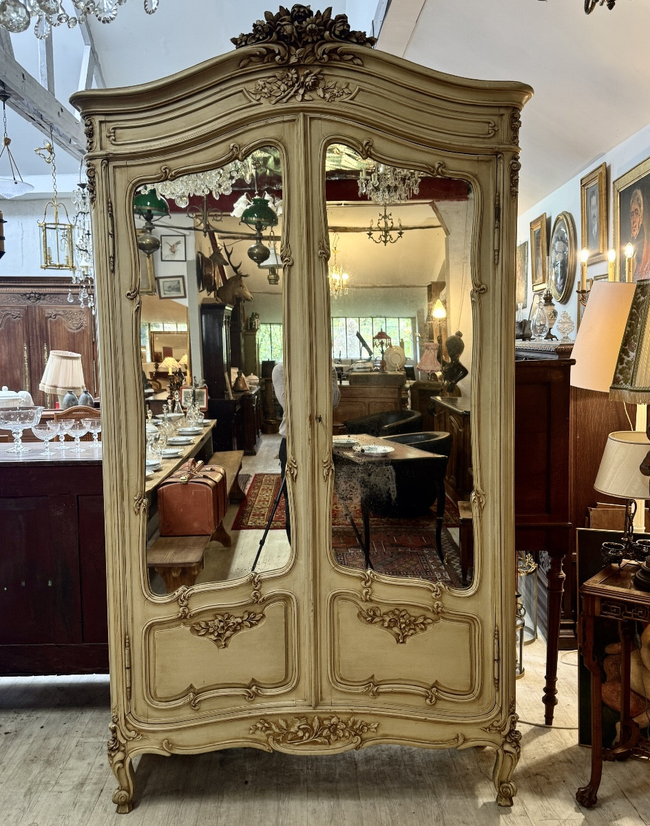 Armoire Patinée de style Louis XV