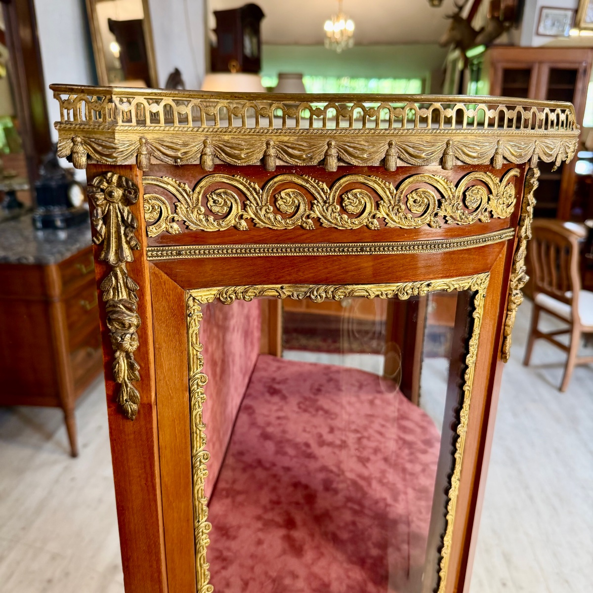 Louis XV-style Display Case-photo-3