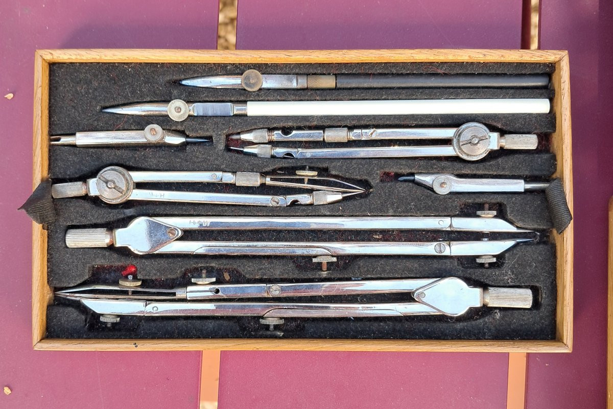 ancienne boite de compas pour la marine anglaise (British Broad Arrow symbol, royal navy)-photo-2