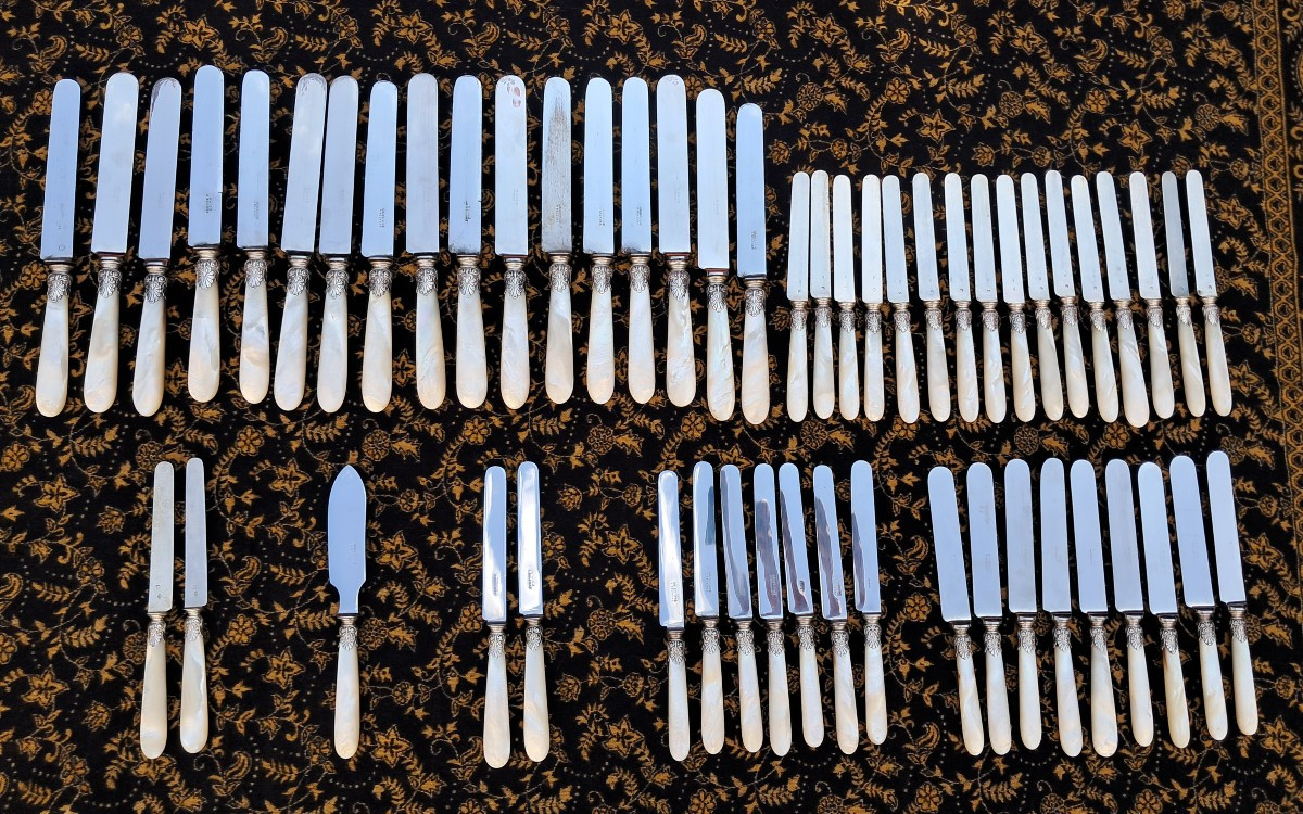 ensemble de 54 couteaux de table dont 18 à dessert avec des lames en argent, manche en nacre