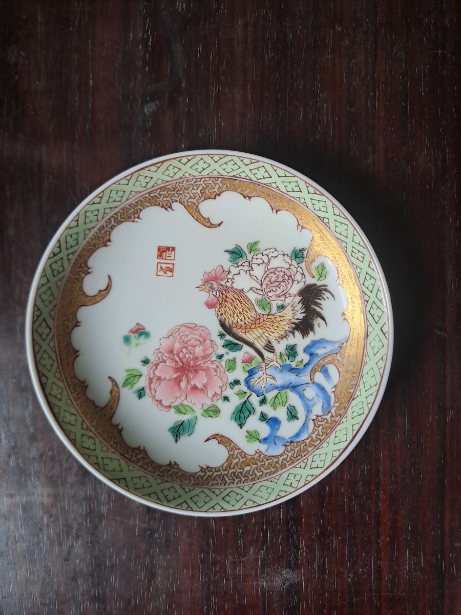 CHINE, soucoupe en porcelaine de la FAMILLE ROSE, époque YONGZHENG, marque BAIYUN SHANREN