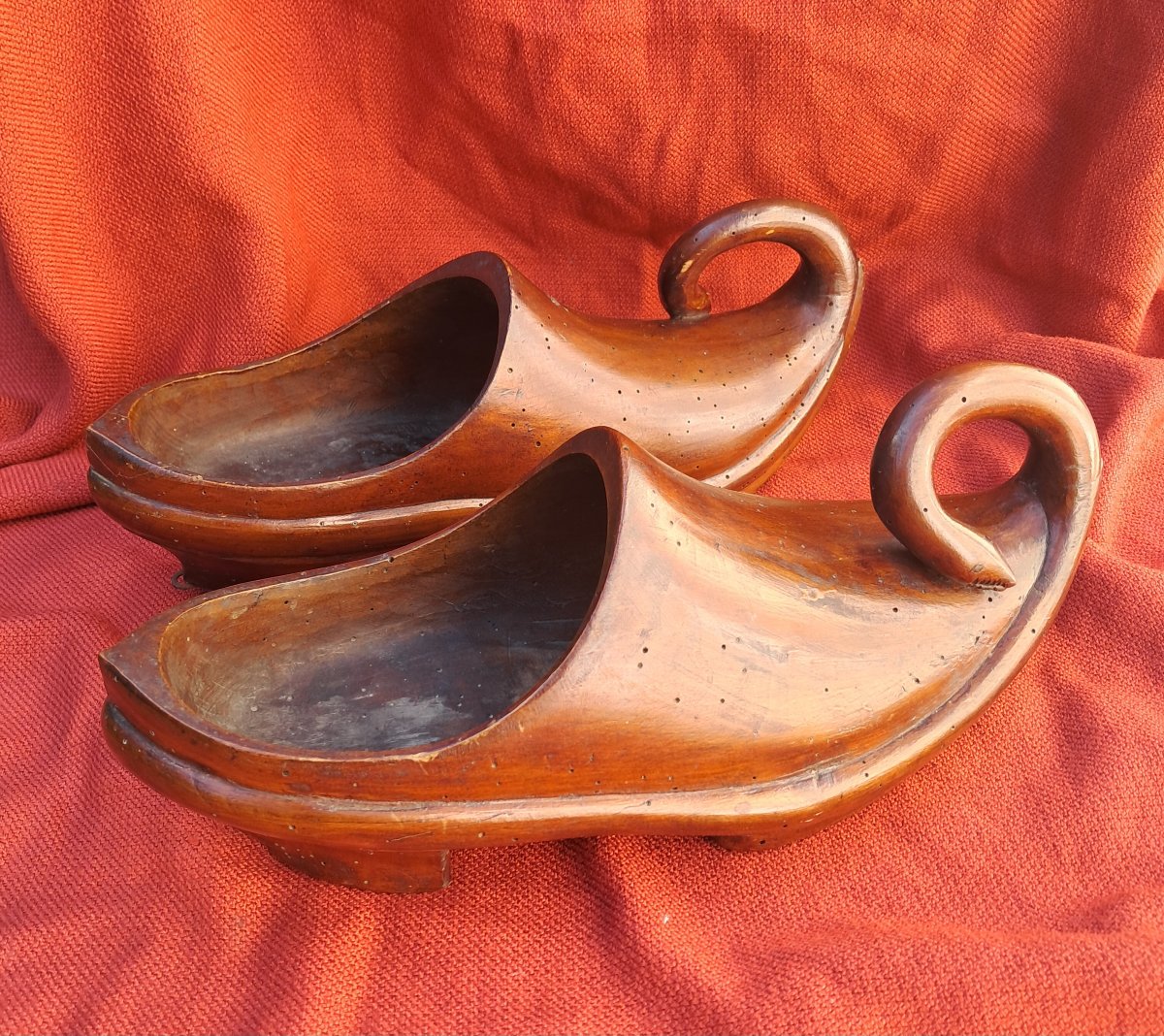 paire de sabots en bois sculpté, serpent et cœur, art populaire, XIXème