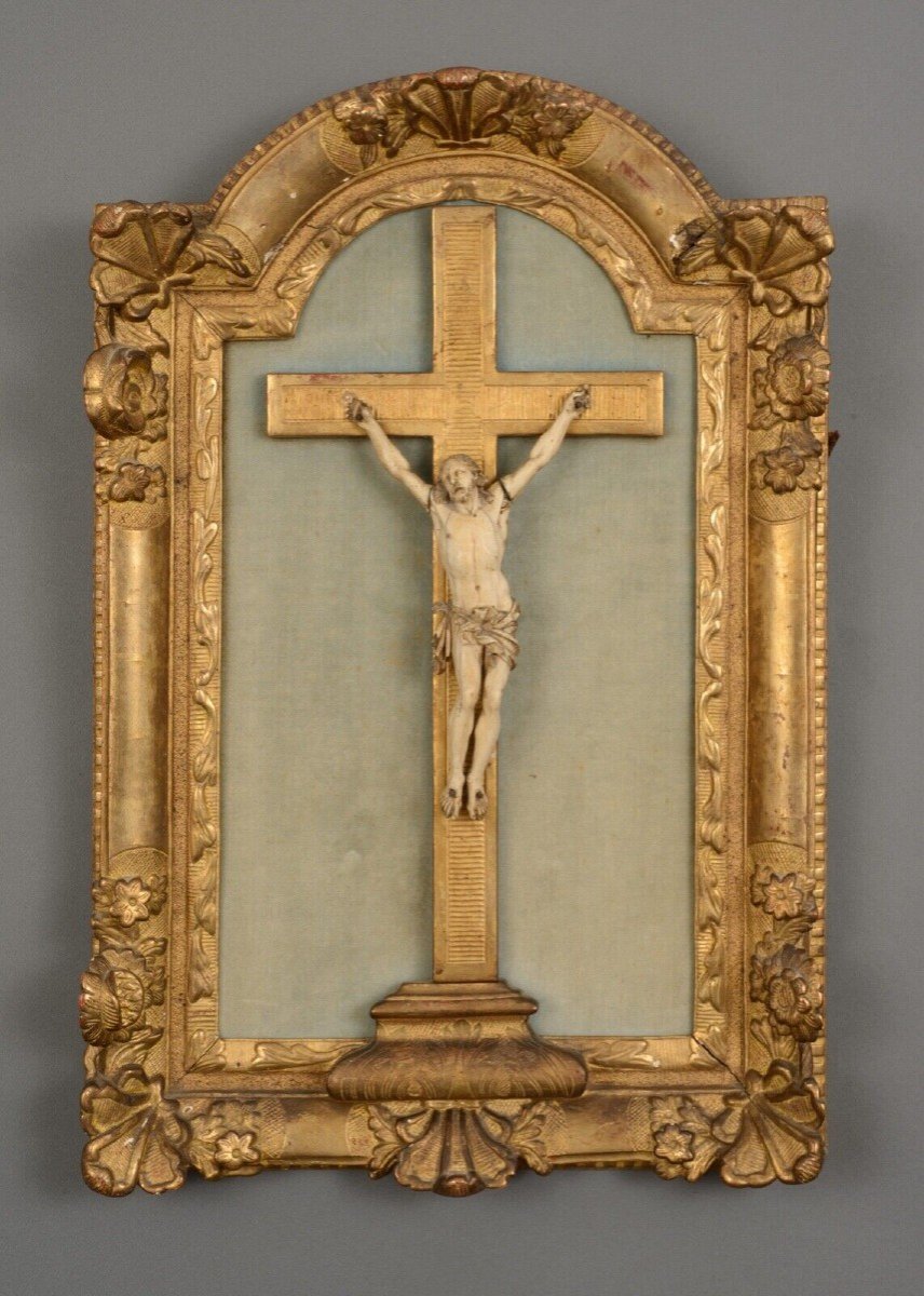 Christ XVIIIe Sculpte A La Main Cadre En Bois Dore Decor De Fleurettes