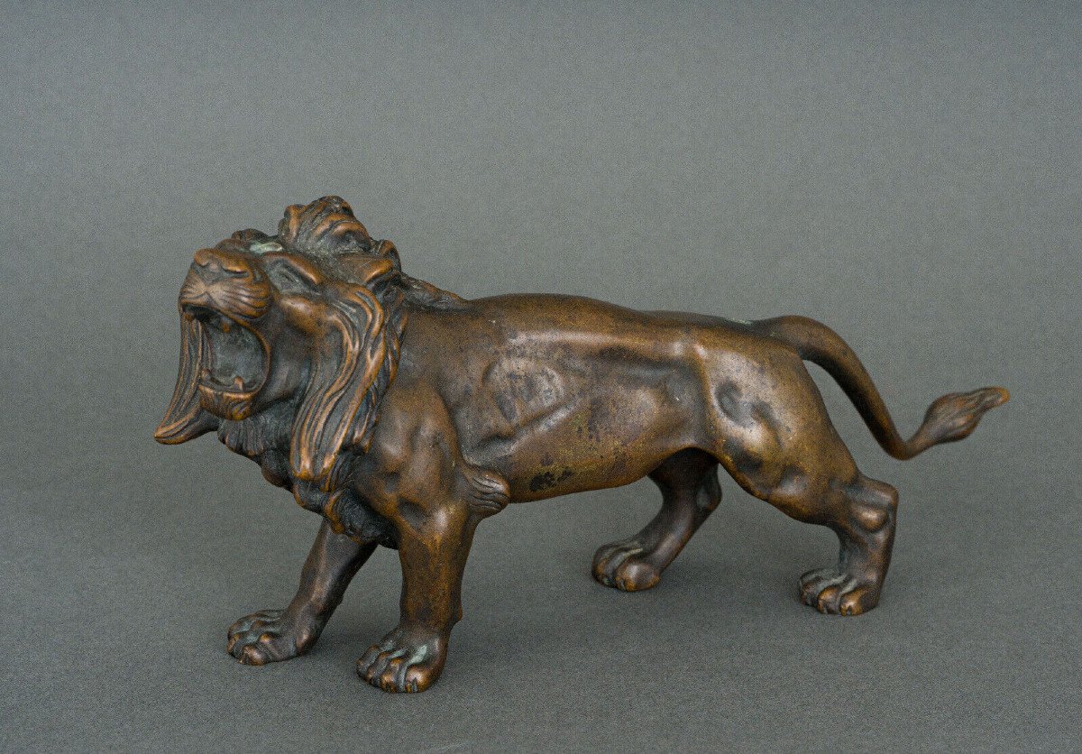 Statue en bronze représentant un lion XIXe Patine brune nuancée clair